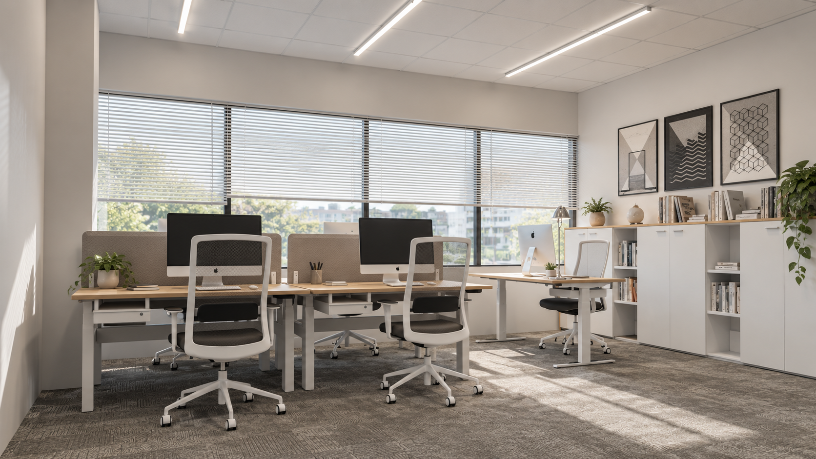 Ufficio privato arredato con scrivania ergonomica e luce naturale